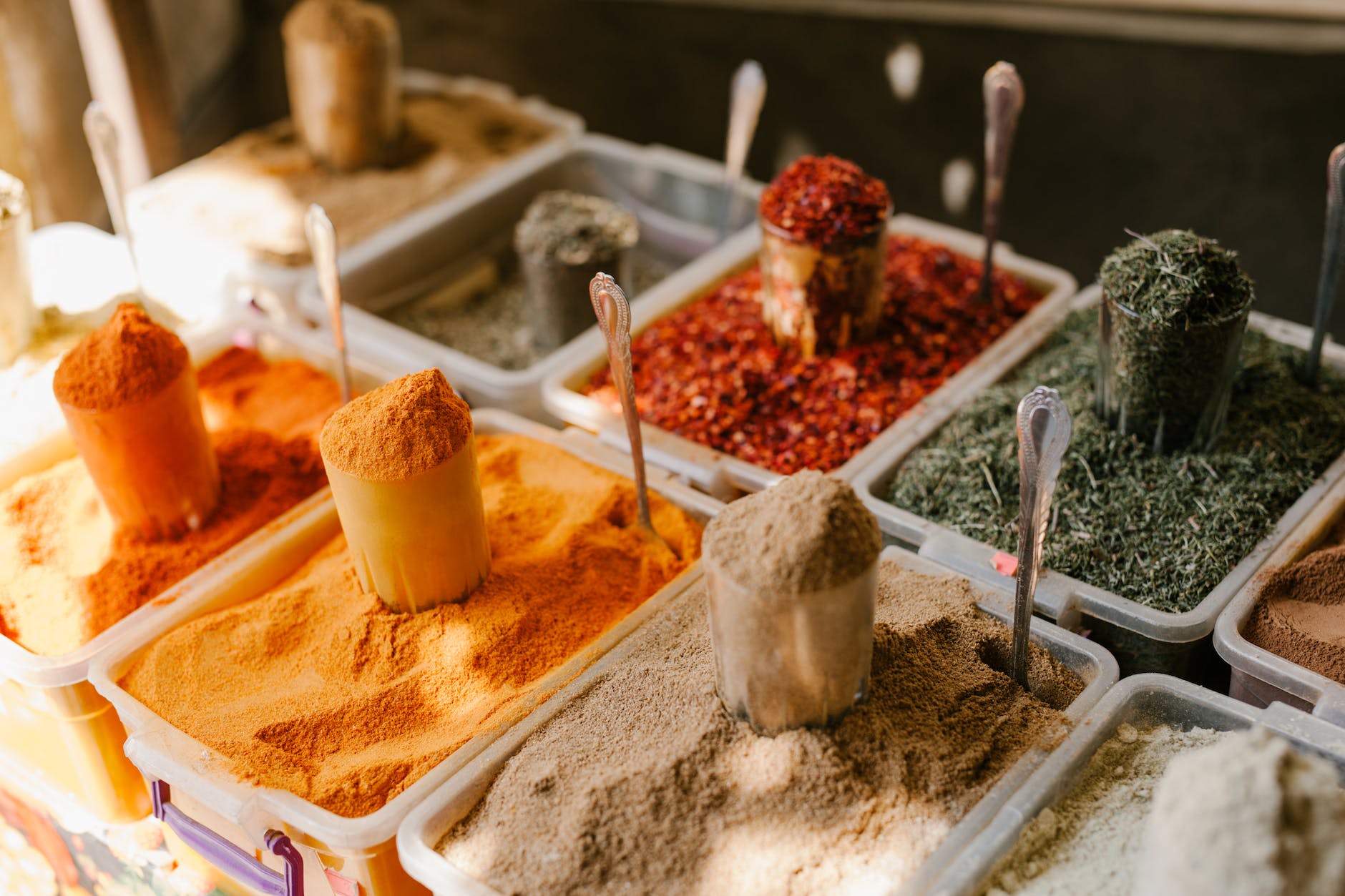Especias para curry en un mercado local