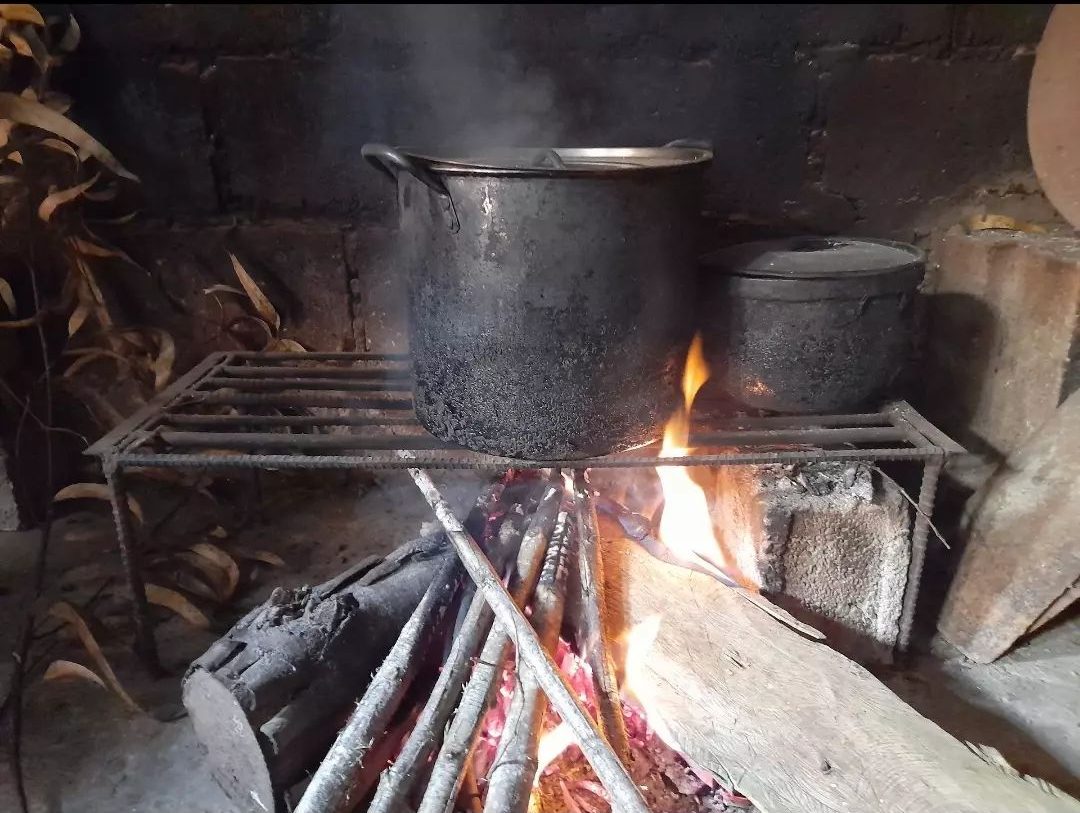 Ollas al fuego con leña