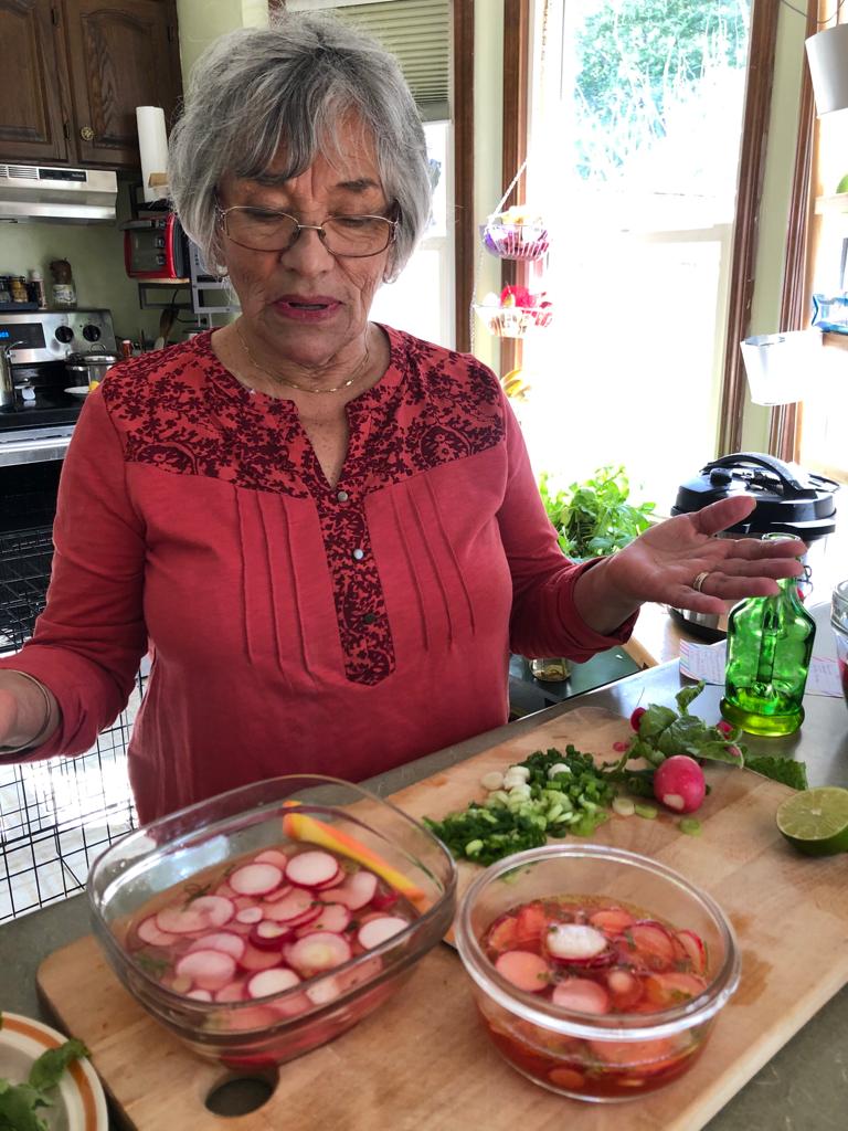 Tras haber migrado a Estados Unidos, Pilar Egüez intentó replicar, sin éxito, una de sus recetas favoritas. Modificó medidas e ingredientes, hizo variaciones en el procedimiento y nada funcionó. Una visita de su madre le mostró que el secreto del sabor que buscaba estaba en el lugar menos esperado.