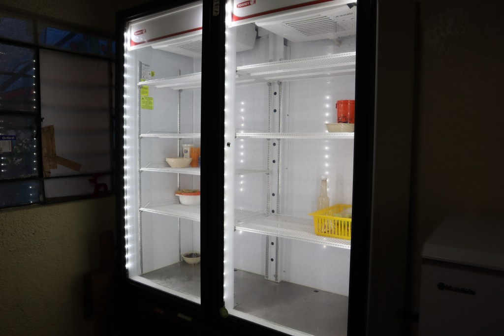Refrigerador vacío albergue Tochan