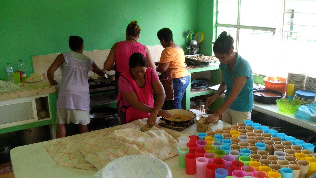 La madres de familia llevan la ley de alimentación a la realidad