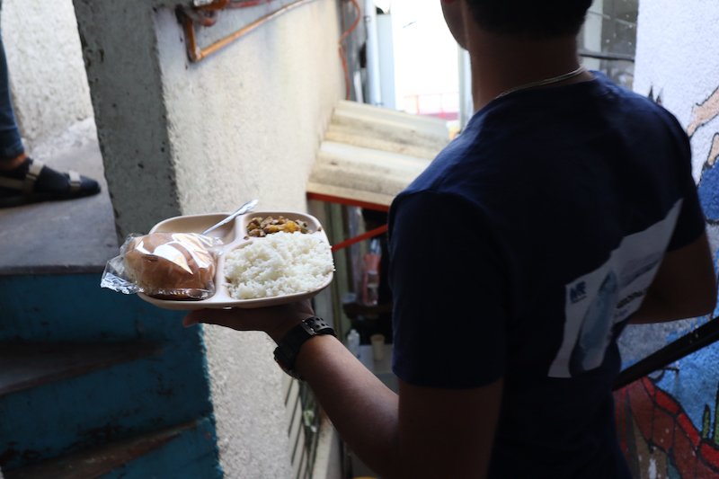 Comida en albergue migrante casa Tochan