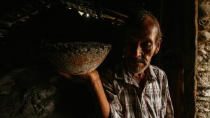 productor de sal negra en Sacapulas