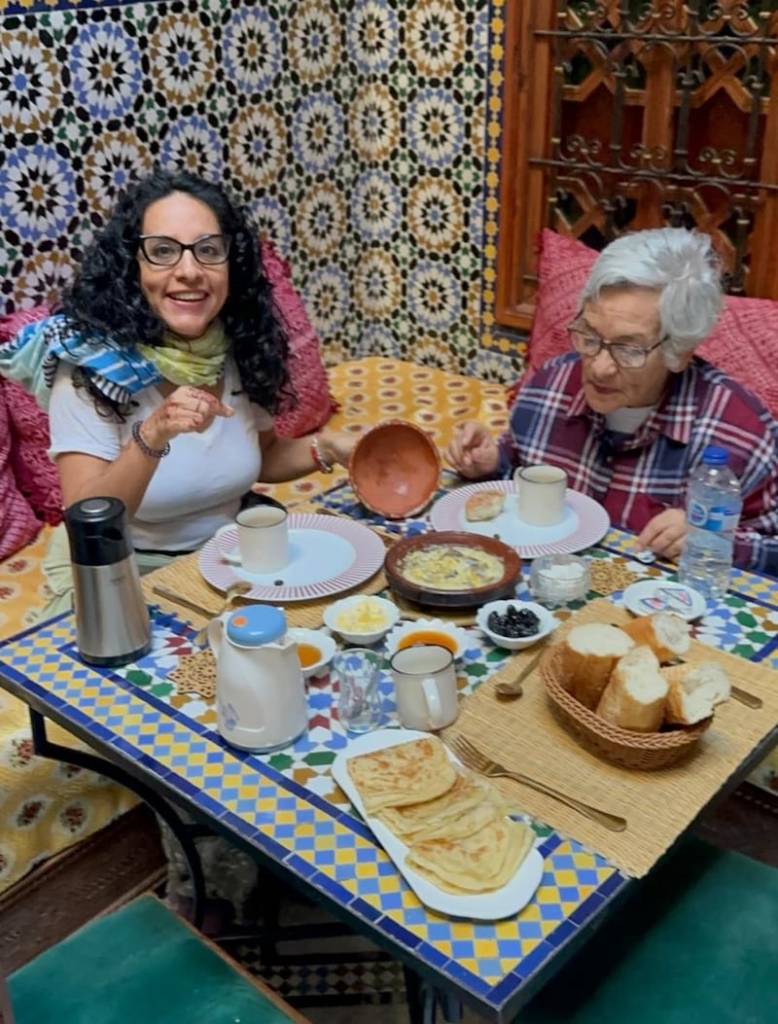 Desayuno en Marruecos Pilar Egüez y su madre Nilda Guevara