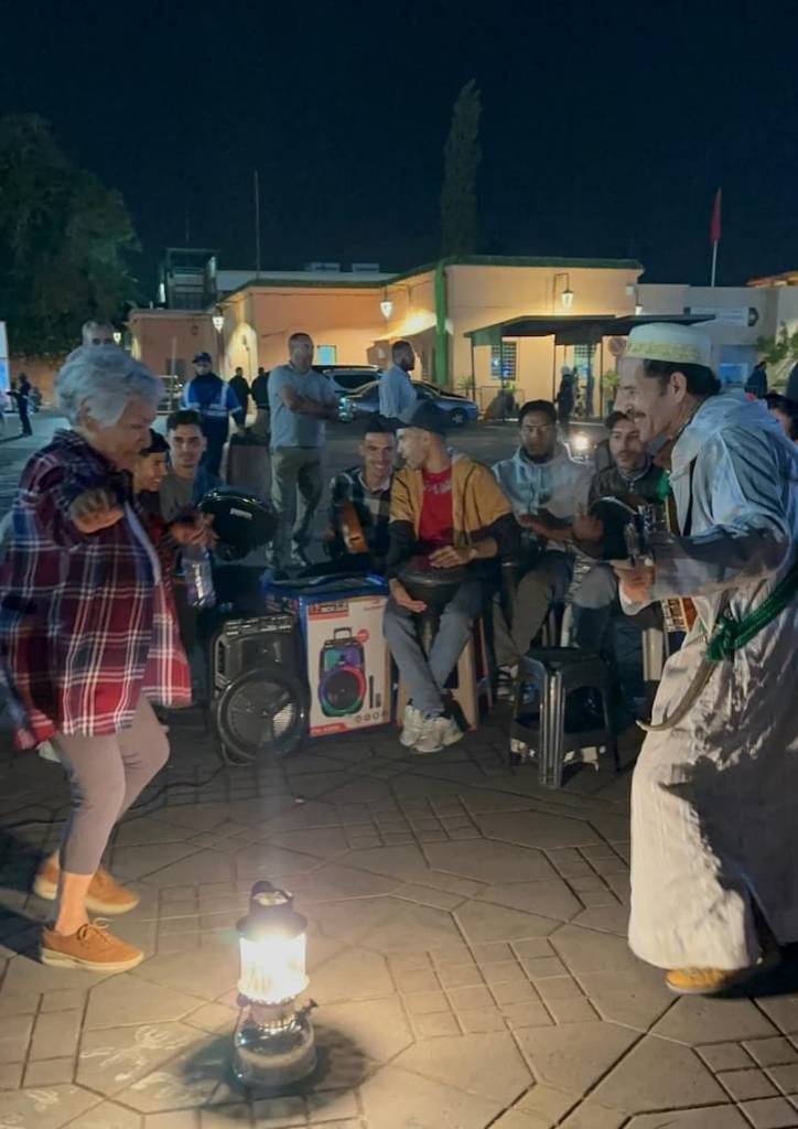 Nilda Eklund bailando en la plaza principal de Marrakech