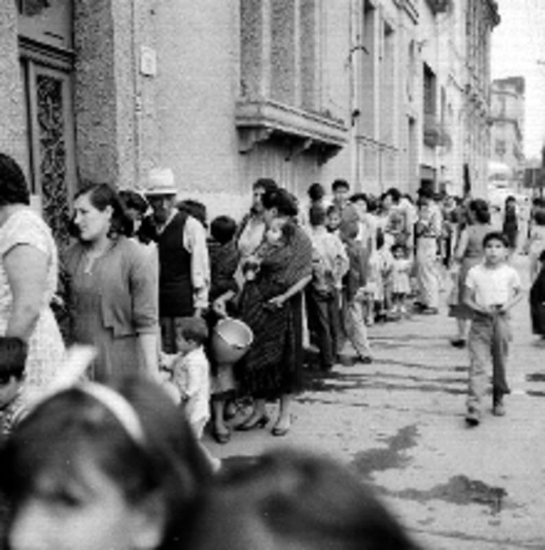 Gente con ollas formada para comprar leche de CEIMSA. Archivo Casasola, INAH.