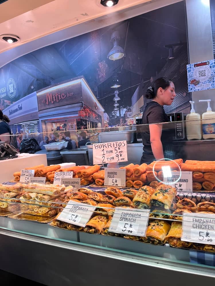 En 2025 en el mercado La Boquería de Barcelona hay puestos de burritos y empanadas que no responden a ningún origen.