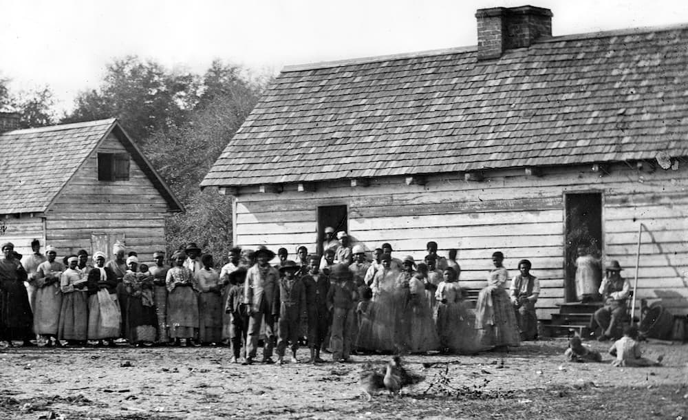 Personas antes esclavizadas en la plantación de James Joyner Smith en Beaufort, Carolina del Sur, después de que las fuerzas de la Unión tomaron el control del área, 1862. Foto Biblioteca del Congreso.