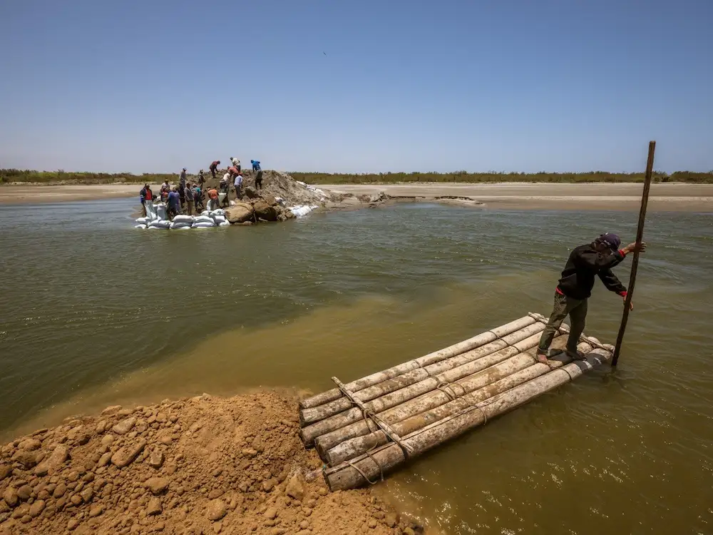 trabajo comunal de Miramar–Vichayal en el río Chira.