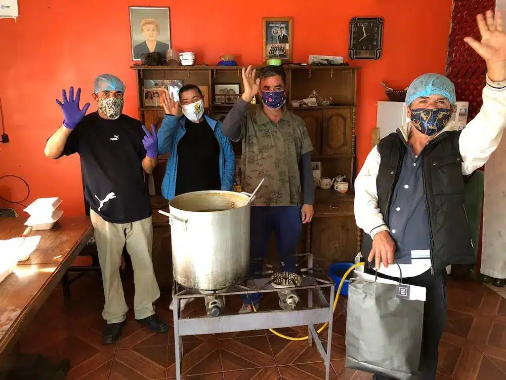 Todos los espacios pueden ser el lgar indicado para una olla popular y la ayuda siempre es bienvenida. Foto Proyecto Ollas comunes en Chile