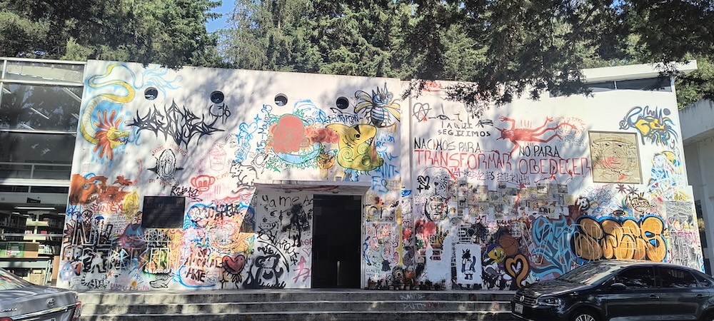 Biblioteca de la Facultad de artes UAM Xochimilco tras el paro estudiantil 2025