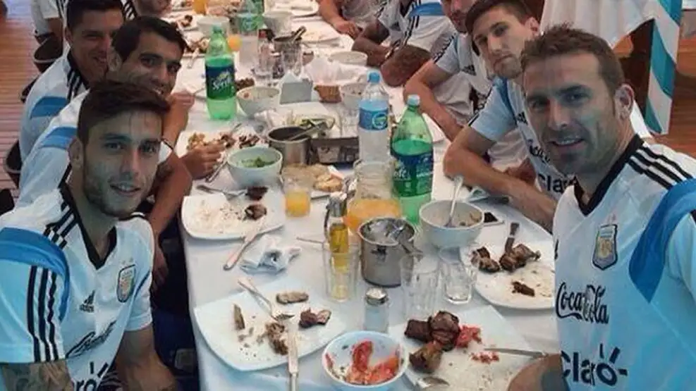 Selección argentina comiendo asado
