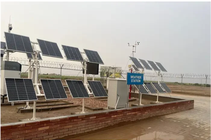 Equipo en desuso dentro de una granja china en Pakistan