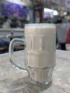 Pulque de piñón en una pulquería de la Ciudad de México, Xochimilco, Ciudad de México. Foto y consumo responsable realizado por César Iván Ojeda.