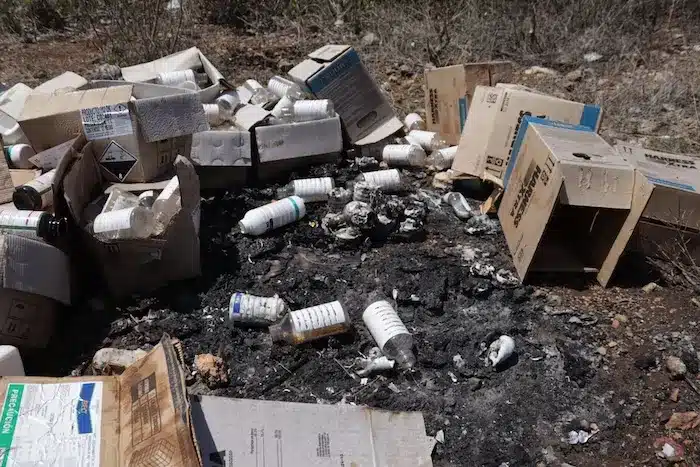 Envases de plaguicidas abandonados en el suelo
