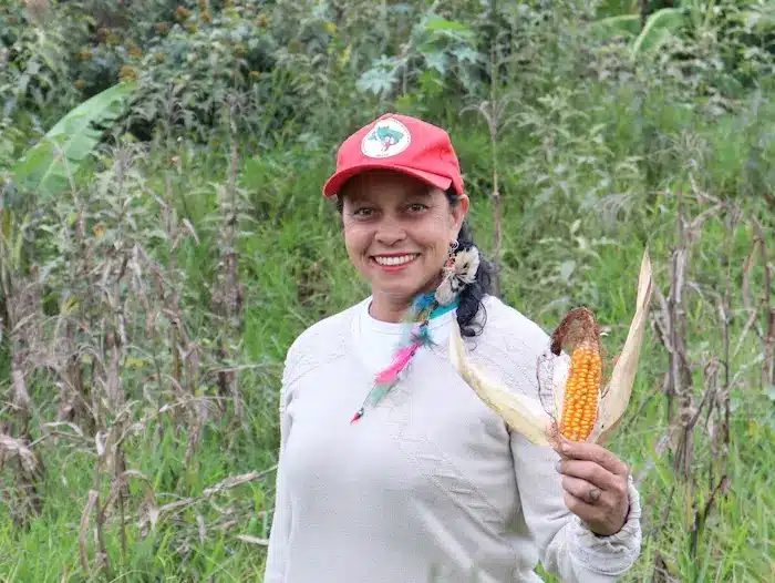 Mujer con maiz brasil