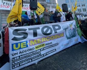 Manifestación contra el Acuerdo Comercial MERCOSUR-UE. Parar el acuerdo nocivo indica la pancarta de los manifestantes. Foto: CNCD